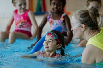 Martha m Mädchen u Nudel hinten Kids Beckenrand (ChristinaPoersch_214A206920250619)