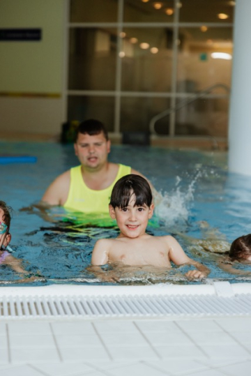 Andre m Junge am Beckenrand (ChristinaPoersch_2P7A086520250619)