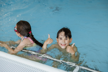 Junge u Mädchen Beckenrand Daumen hoch (ChristinaPoersch_2P7A090220250619)