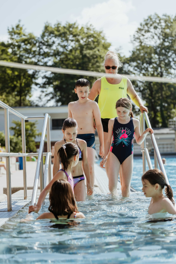 Freibad_Martha mit Kids auf Treppe_ChristinaPoersch_214A121920250619 Kopie