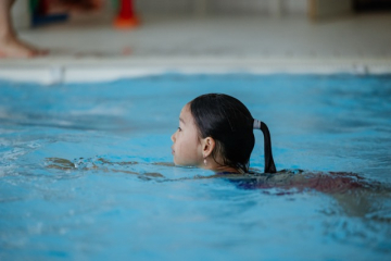 Mädchen Nina schwimmt Kopf oben (ChristinaPoersch_214A186120250619)