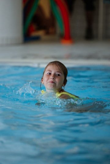 Mädchen Leonie im Wasser (ChristinaPoersch_214A184720250619)