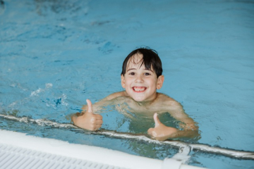 Junge Beckenrand Daumen hoch (ChristinaPoersch_2P7A090620250619)