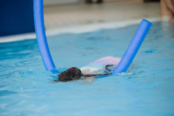 Mädchen m Nudel taucht Kopf (ChristinaPoersch_214A208520250619)