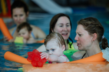 Baby m Blume an Matte Kristin i Hintergrun (ChristinaPoersch_214A243320250619)