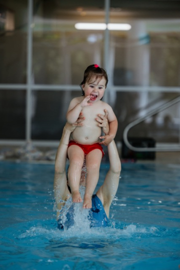 Elisa lacht beim hochwerfen (ChristinaPoersch_214A222620250619)