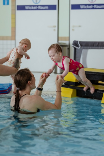 Kleinkind springt v Podest (ChristinaPoersch_214A248320250619)