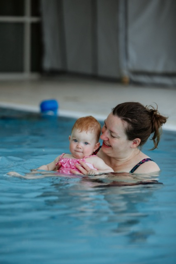 Mama m Baby Anna schaut in Kamera (ChristinaPoersch_214A251220250619)