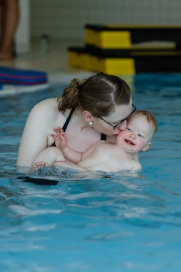 Baby wird v Mama geknuddelt (ChristinaPoersch_214A238620250619)