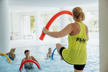 Lisa v hinten m Nudelbogen