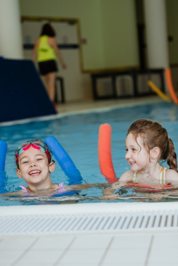 Mädchen zu zweit m Nudel am Beckenrand (ChristinaPoersch_214A209620250619)