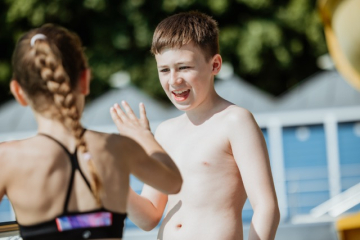 Kids freuen sich Junge u Mädchen (ChristinaPoersch_214A118520250619)