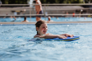 Mädchen mit Schwimmbrett i Nichtschwimmer (ChristinaPoersch_214A169020250619)
