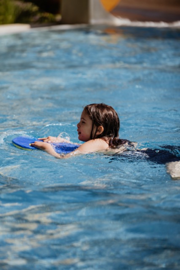 Mädchen Brustschwimmen mit Brett (ChristinaPoersch_214A166920250619)