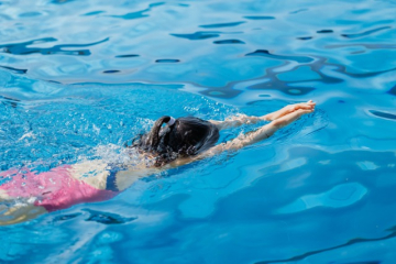 Mädchen Nina Brustschwimmen m Kopf unten (ChristinaPoersch_214A156820250619)