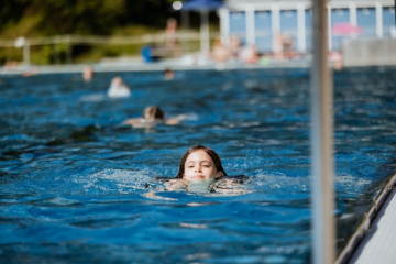 Mädchen Brustschwimmen Kopf oben (ChristinaPoersch_214A130920250619)