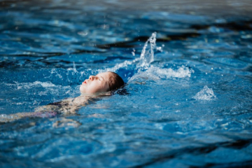 Mädchen Rückenschwimmen (ChristinaPoersch_214A132620250619)