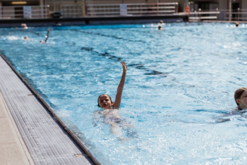 Junge Rückenkraul m mehr Becken u and Kids (ChristinaPoersch_214A133520250619)