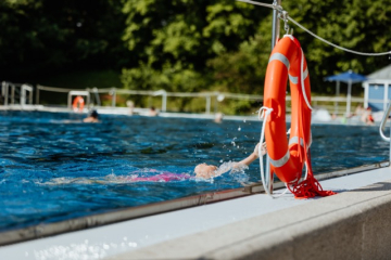 Mädchen Nina Rückenschwimmen m Rettungsring (ChristinaPoersch_214A132220250619)