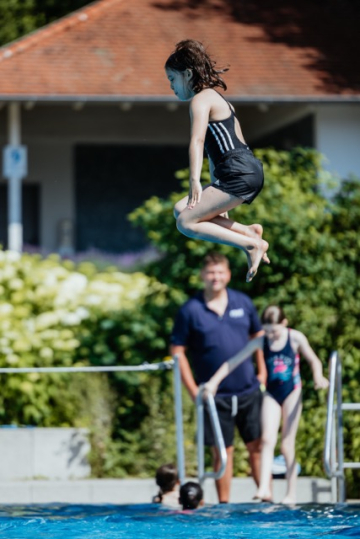 Mädchen Sprung Andre hinten (ChristinaPoersch_214A152420250619)