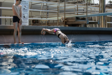 Mädchen Kopfsprung bei eintauchen (ChristinaPoersch_214A141920250619)