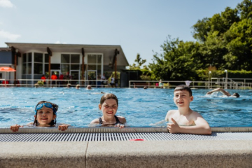 Freibad 3 Kids am Beckenrand (ChristinaPoersch_214A163320250619)