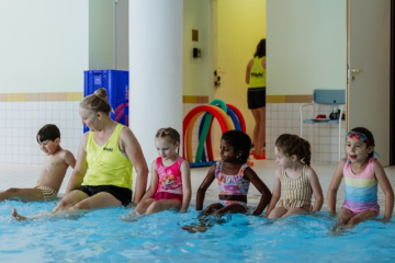 Martha m Kids sitzend Beckenrand (ChristinaPoersch_214A206520250619)